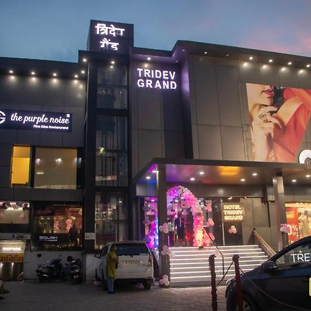 Hotel Tridev Grand Váránasí Exteriér fotografie