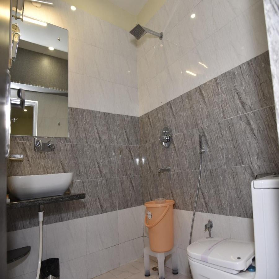 Hotel Tridev Grand Váránasí Exteriér fotografie