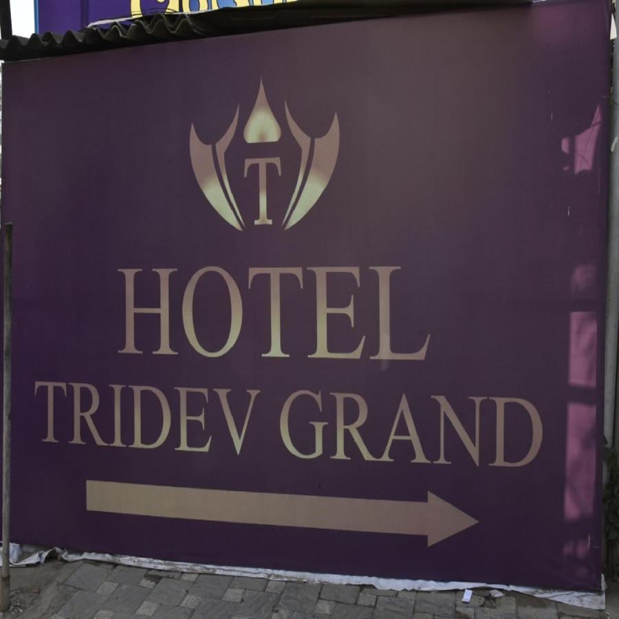 Hotel Tridev Grand Váránasí Exteriér fotografie